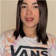 Chica joven con curso de monitora infantil con experiencia en manejo con los niños y niñas